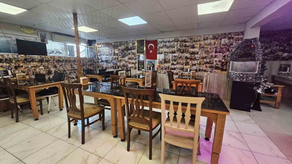 Müşterilerinin Anılarını Yaşatan Tostçu, Fotoğraflarla Dolu Bir Dükkanda