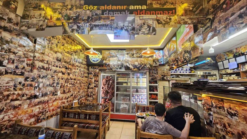 Müşterilerinin Anılarını Yaşatan Tostçu, Fotoğraflarla Dolu Bir Dükkanda