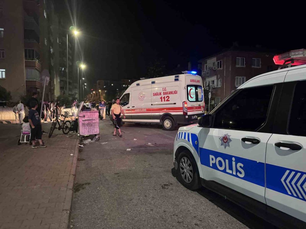 Ticari Araçla Çarpışan Otomobil Bina Duvarına Çarptı